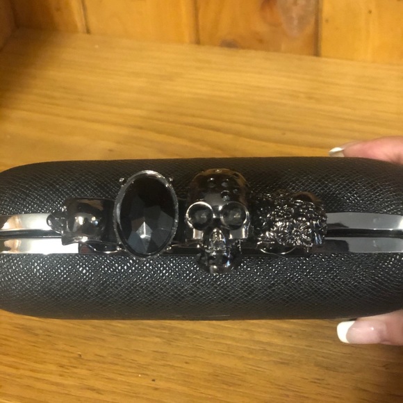 Black Skull Ring Clutch - Picture 2 of 4